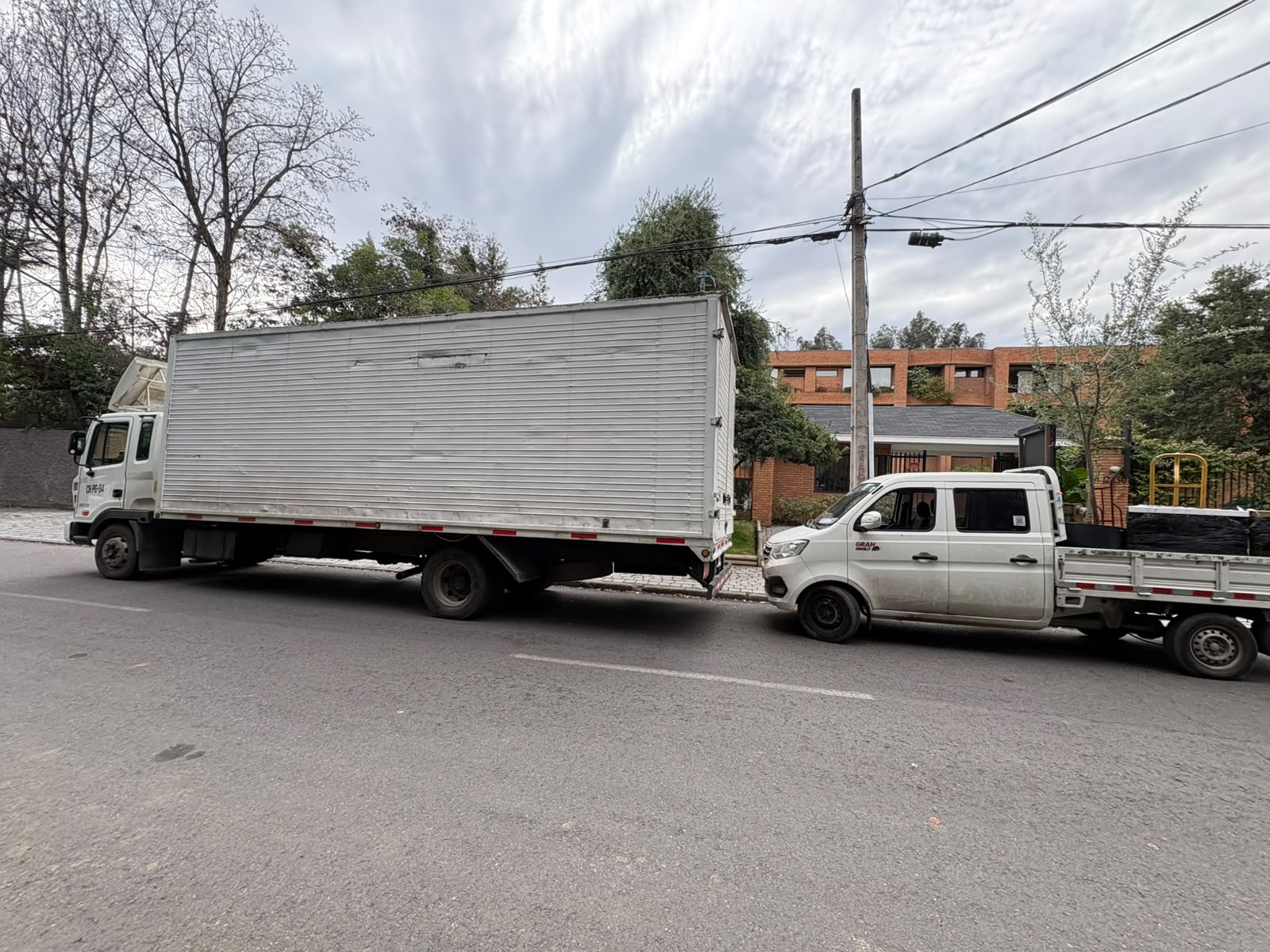 Camión cerrado y camioneta de carga de CityMovers estacionados