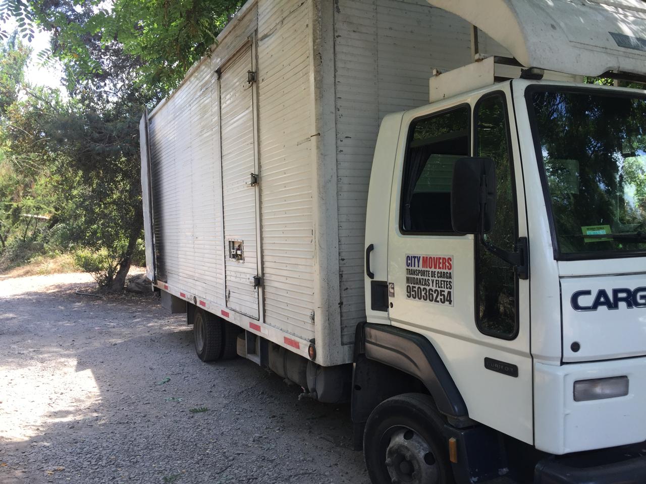 Camión de carga cerrado y rotulado de CityMovers