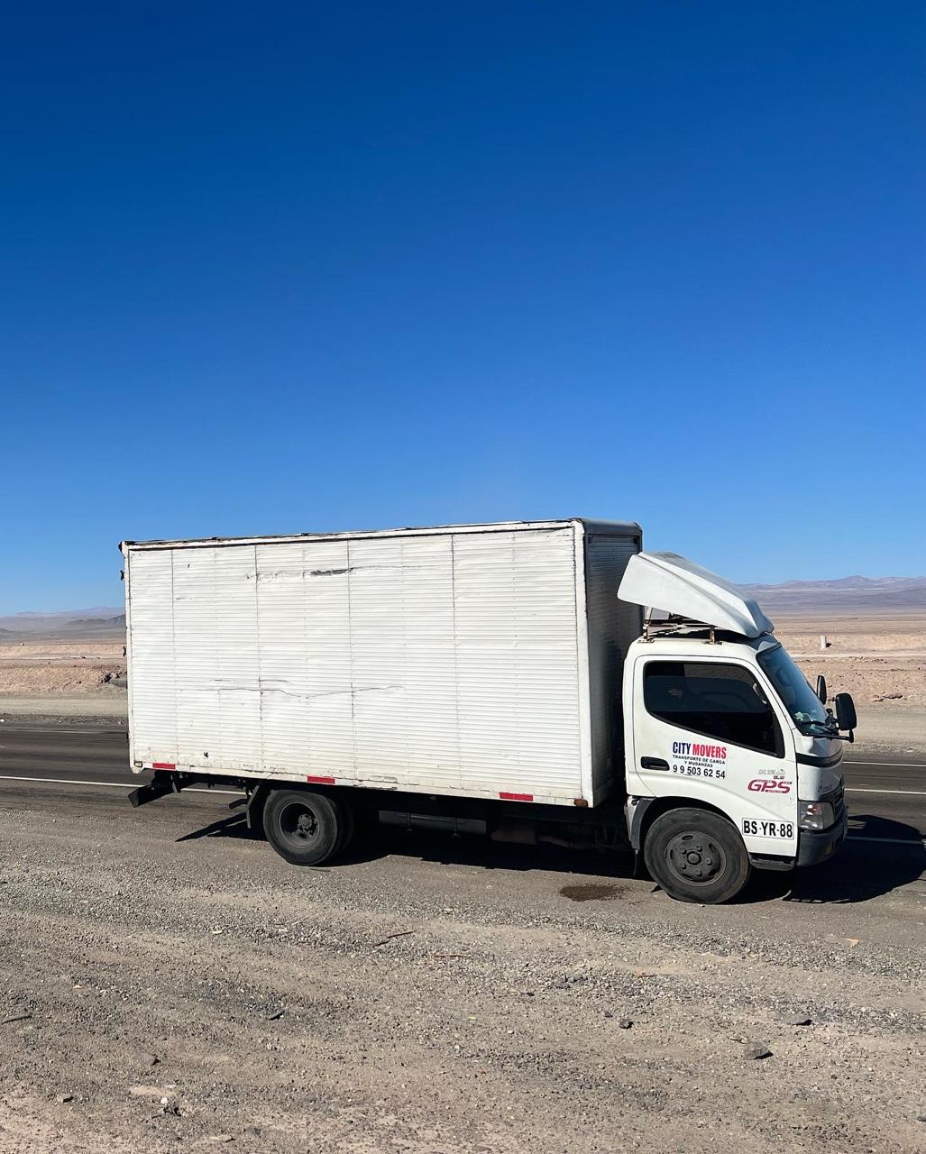 Camión CityMovers durante un traslado por carretera