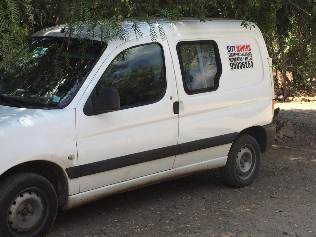 Furgón blanco de CityMovers para cargas pequeñas