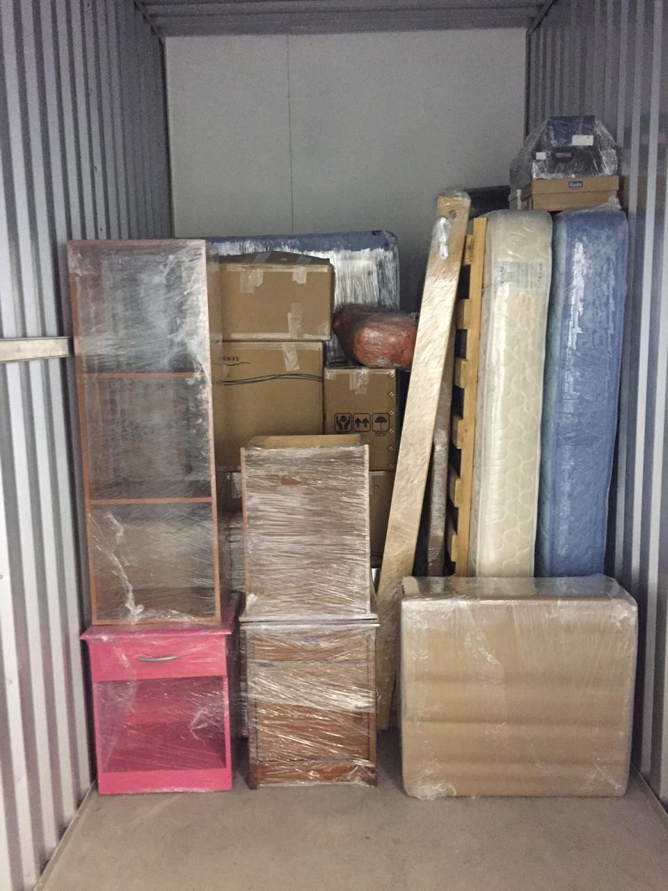 Muebles, colchones y cajas protegidos dentro de una unidad de carga
