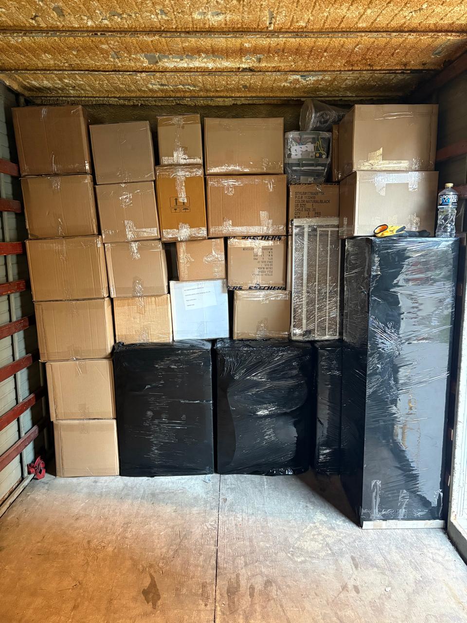 Cajas y muebles acomodados dentro de un camión de mudanza