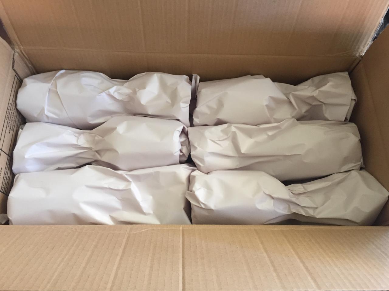 Artículos embalados individualmente con papel dentro de una caja de mudanza