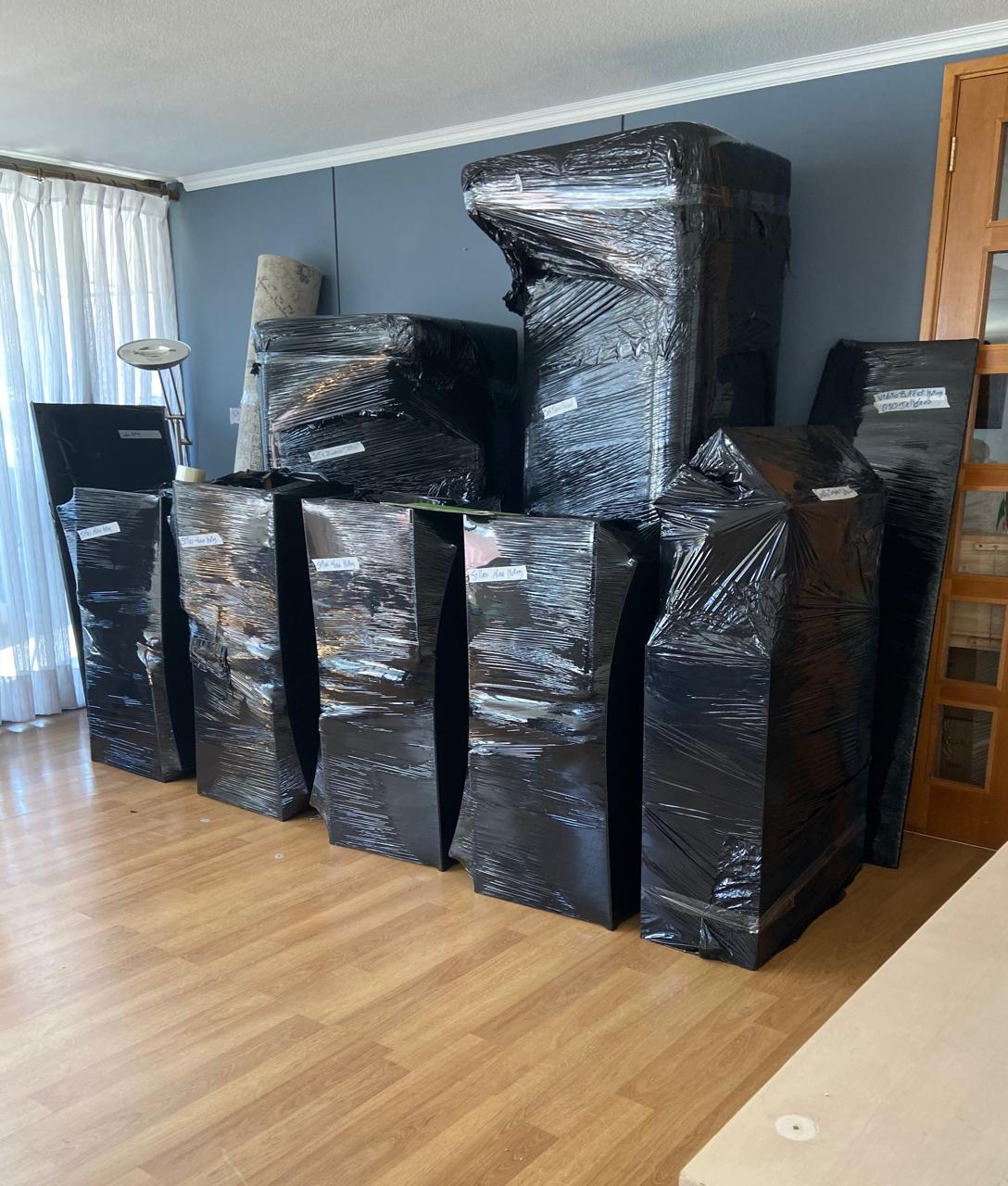 Muebles protegidos con film y etiquetas antes de una mudanza